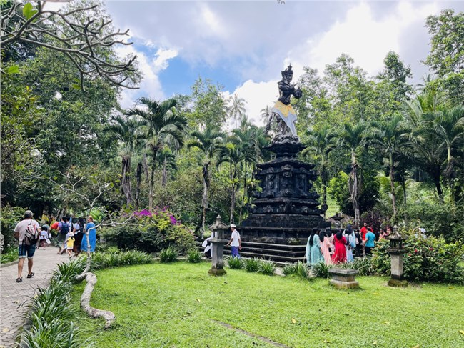 Indonesia cảnh báo khách du lịch lạm dụng thị thực du lịch để làm việc (01/06/2024)